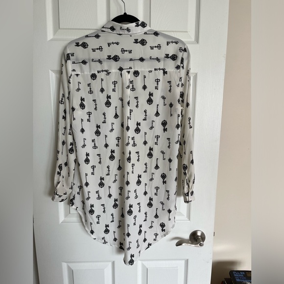 Sakura long white button blouse, black key design size Small, light and flowy - Picture 4 of 4